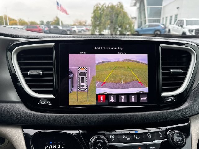 Used 2022 Chrysler Pacifica Touring-L w/ Uconnect Theater Family Group FWD image 15