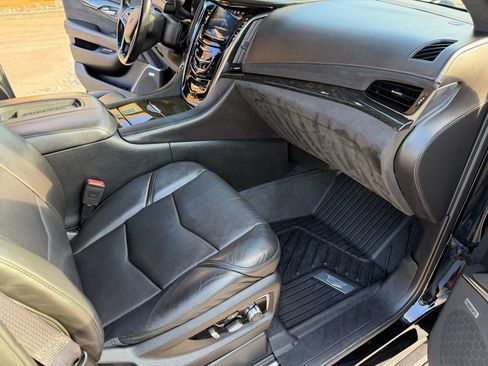 Used 2016 Cadillac Escalade ESV Platinum AWD/4WD image 27