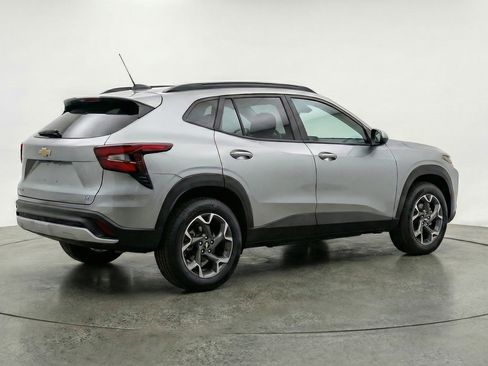 Used 2025 Chevrolet Trax LT w/ LT Convenience Package FWD image 9