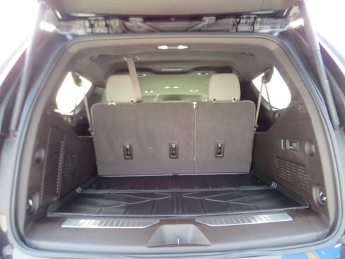 Used 2024 Chevrolet Suburban Z71 w/ Luxury Package image 9