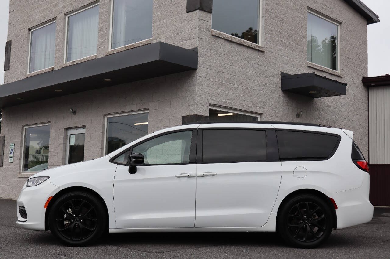 Used 2025 Chrysler Pacifica Limited FWD image 10