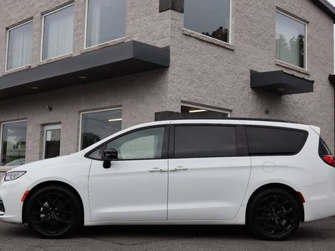 Used 2025 Chrysler Pacifica Limited FWD image 10