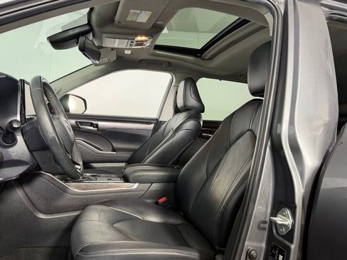 Used 2024 Toyota Highlander Limited image 18