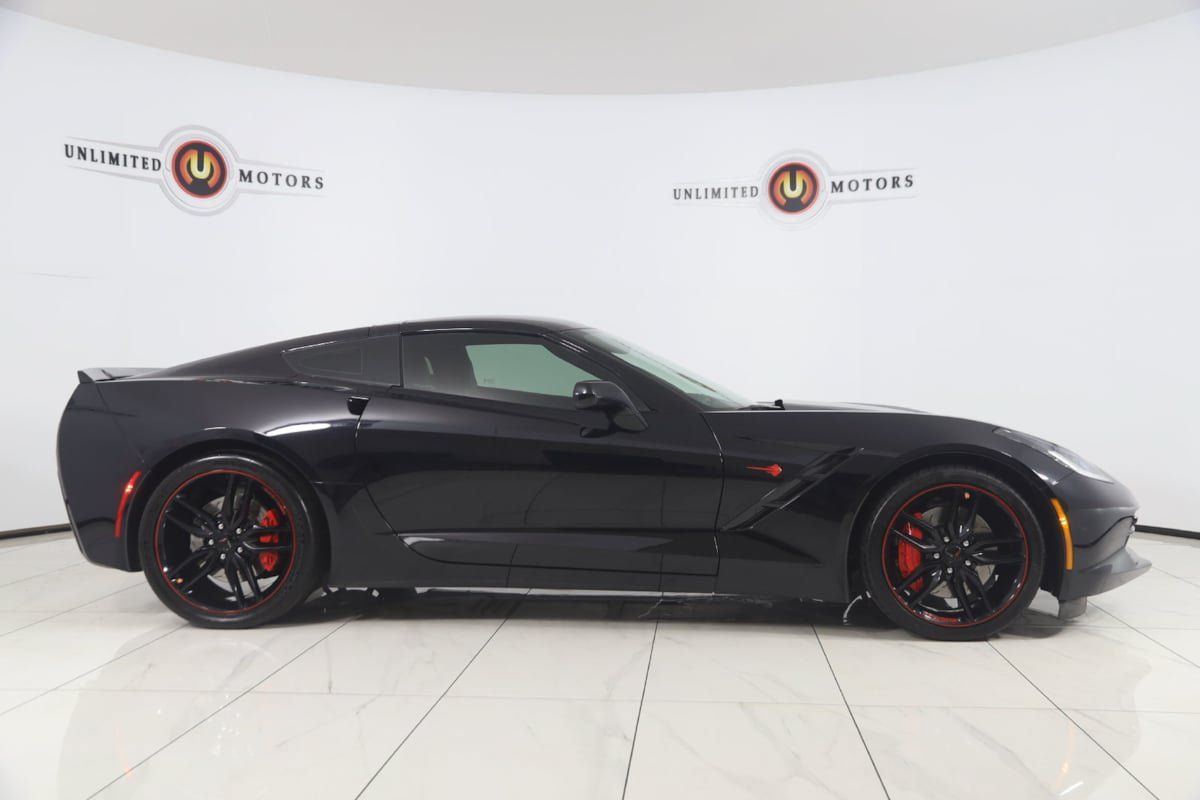 Used 2017 Chevrolet Corvette Stingray Coupe RWD image 2