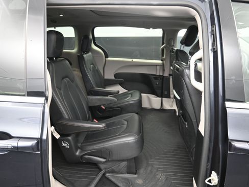 Used 2019 Chrysler Pacifica Touring-L Plus w/ Advanced Safetytec Group FWD image 10