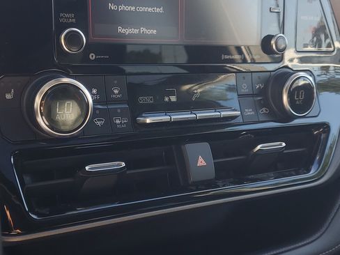 Used 2022 Toyota Highlander XLE image 30