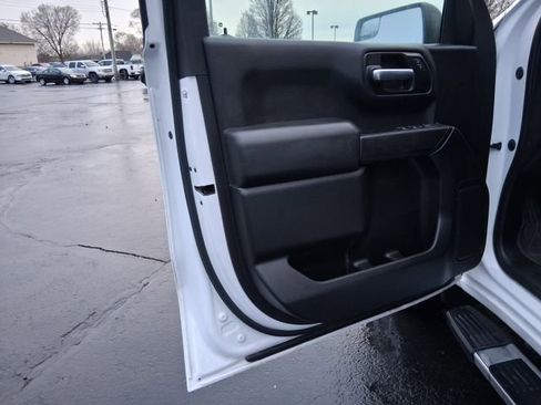Used 2020 Chevrolet Silverado 1500 Custom w/ Custom Value Package image 9