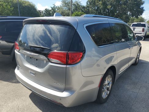Used 2018 Chrysler Pacifica Limited FWD image 5