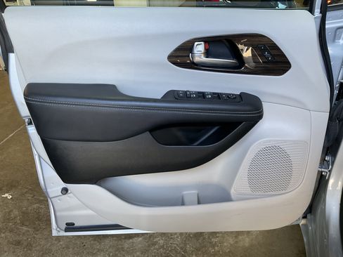 Used 2023 Chrysler Pacifica Limited image 24