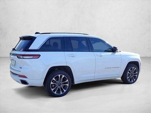 Used 2022 Jeep Grand Cherokee Overland w/ Luxury Tech Group IV AWD/4WD image 8