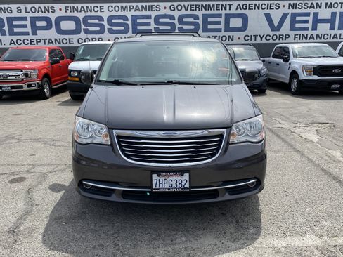 Used 2015 Chrysler Town & Country Touring image 3