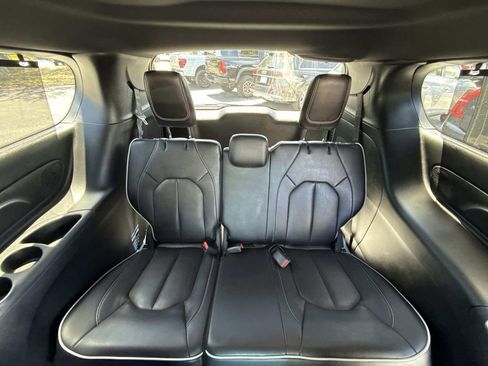 Used 2025 Chrysler Pacifica Limited w/ Uconnect Theater Family Group FWD image 18
