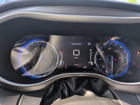 Used 2023 Chrysler Pacifica Touring-L FWD image 38