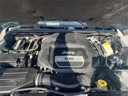 Used 2015 Jeep Wrangler Unlimited Sahara w/ Connectivity Group image 14