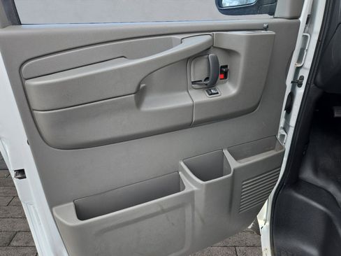 Used 2015 Chevrolet Express 2500 RWD image 10