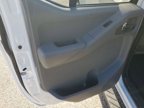 Certified 2020 Nissan Frontier SV w/ Midnight Edition Floor Mats image 21