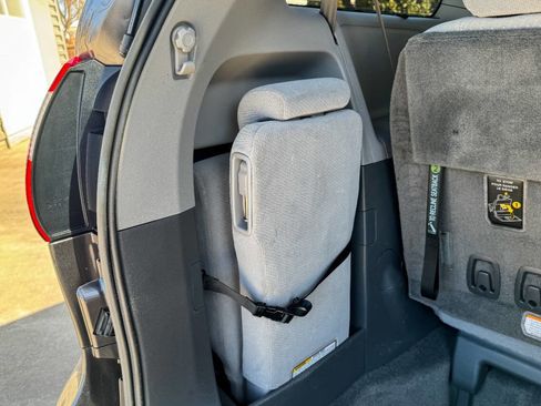 Used 2018 Toyota Sienna LE image 19