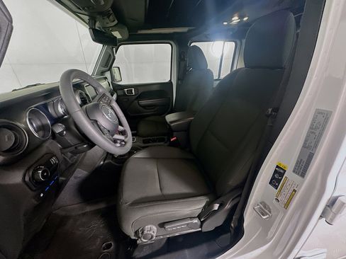 Used 2023 Jeep Wrangler Unlimited w/ Sun & Screen Package image 13