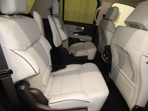 New 2025 Ford Expedition Platinum w/ Platinum Ultimate Package image 18