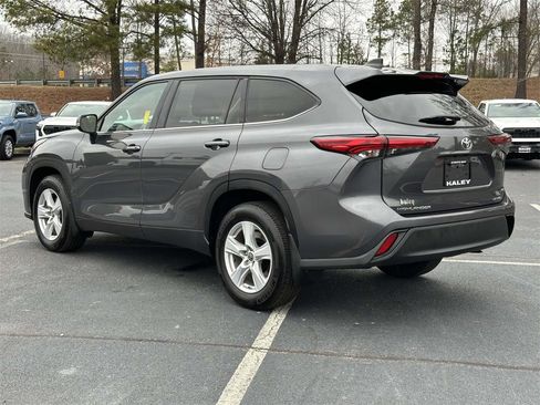 Used 2022 Toyota Highlander LE image 22