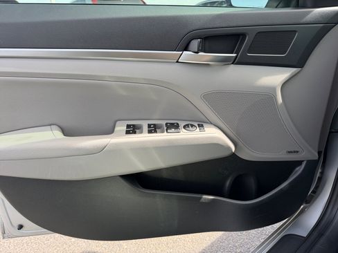 Used 2020 Hyundai Elantra Limited image 13