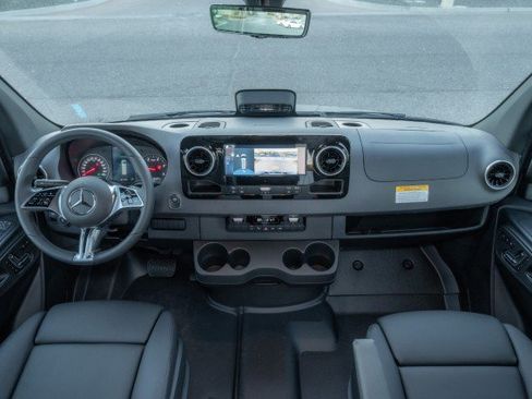 Used 2025 Mercedes-Benz Sprinter 2500 image 15