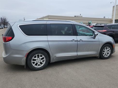Used 2020 Chrysler Pacifica Touring-L image 4