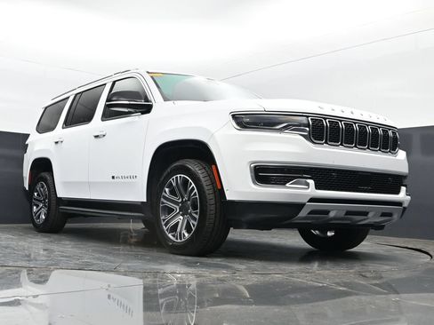Used 2024 Jeep Wagoneer Series II w/ Flexible Seating Group RWD image 21