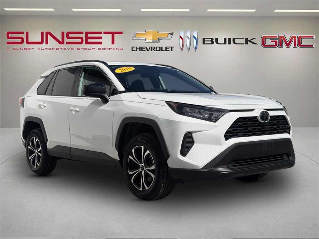 Used 2019 Toyota RAV4 LE FWD image 1