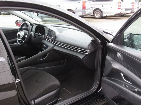 Used 2022 Hyundai Elantra SEL image 39