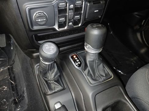 Used 2025 Jeep Wrangler Unlimited Sahara image 18