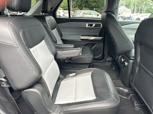 Used 2023 Ford Explorer XLT w/ Equipment Group 202A RWD image 16