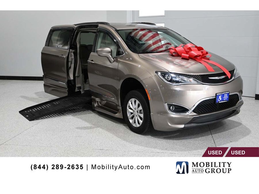 Used 2017 Chrysler Pacifica Touring-L FWD image 1