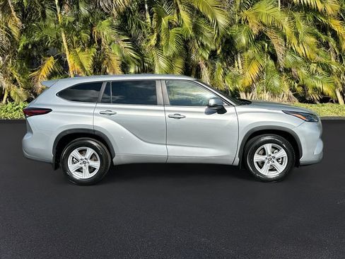 Used 2024 Toyota Highlander LE AWD/4WD image 3
