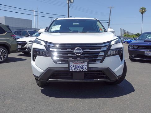 Used 2024 Nissan Rogue SV FWD image 3
