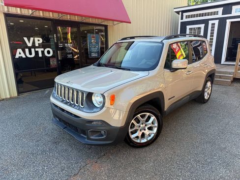 Used 2015 Jeep Renegade Latitude w/ Cold Weather Group II FWD image 1