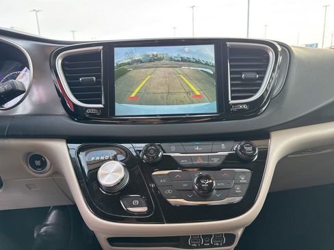 Used 2022 Chrysler Pacifica Touring-L image 17