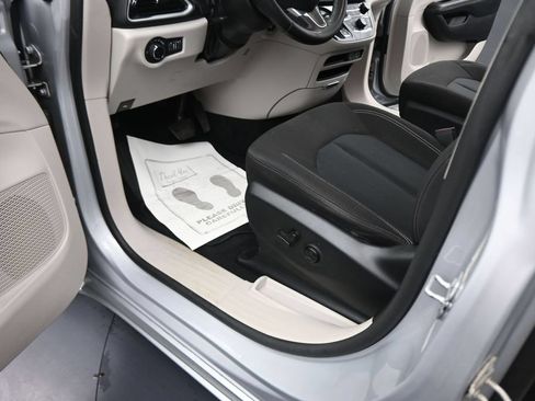 Used 2022 Chrysler Voyager LX FWD image 39