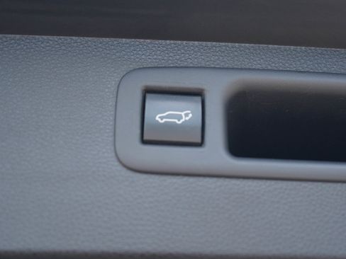 Used 2021 Toyota Highlander XLE AWD/4WD image 19
