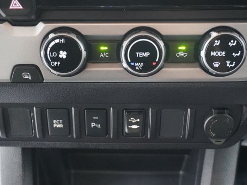 Used 2017 Toyota Tacoma SR5 w/ Tow Package RWD image 20