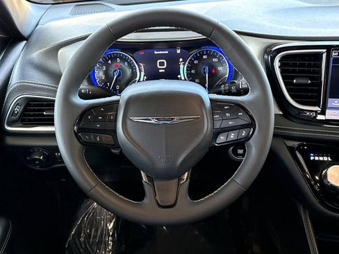Used 2025 Chrysler Pacifica Limited image 21
