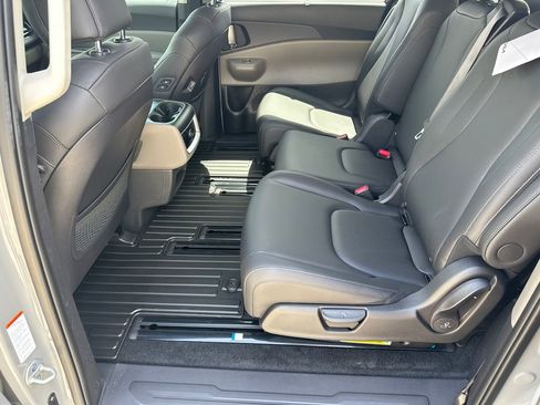 New 2026 Kia Carnival EX FWD image 20