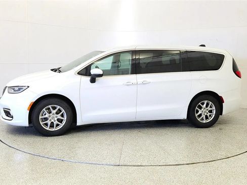 Used 2023 Chrysler Pacifica Touring-L FWD image 4