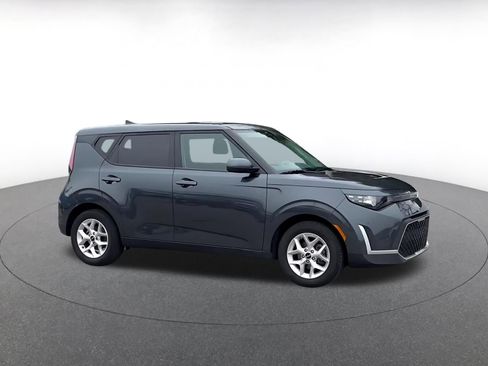 Used 2025 Kia Soul LX w/ LX Technology Package FWD image 2