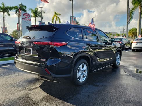 Used 2023 Toyota Highlander L FWD image 12