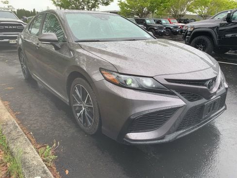 Used 2024 Toyota Camry SE image 4