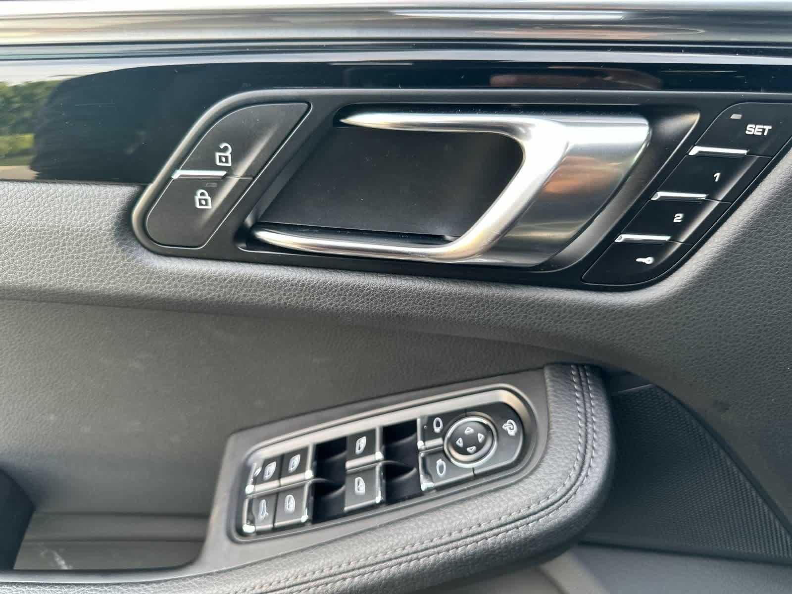 Used 2025 Porsche Macan AWD/4WD image 12