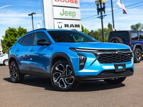 Used 2025 Chevrolet Trax RS w/ Sunroof Package FWD image 1