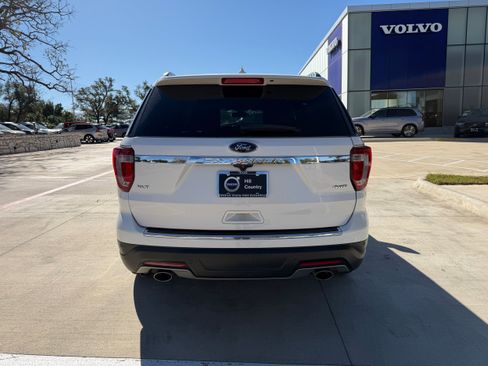 Used 2018 Ford Explorer XLT w/ Equipment Group 202A image 5