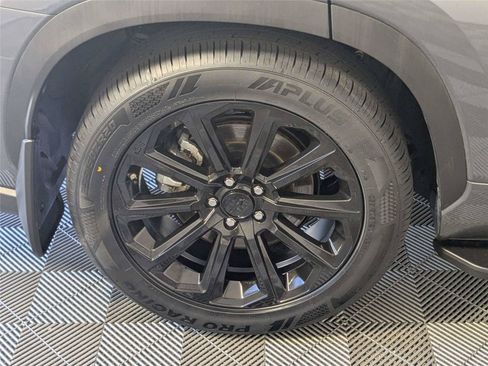 Certified 2025 Toyota Highlander XLE FWD image 12